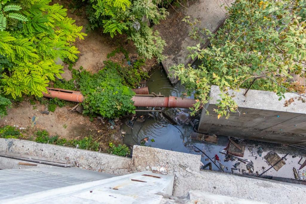 Двор на проспекте Поля залило нечистотами из канализации. Новости Днепра