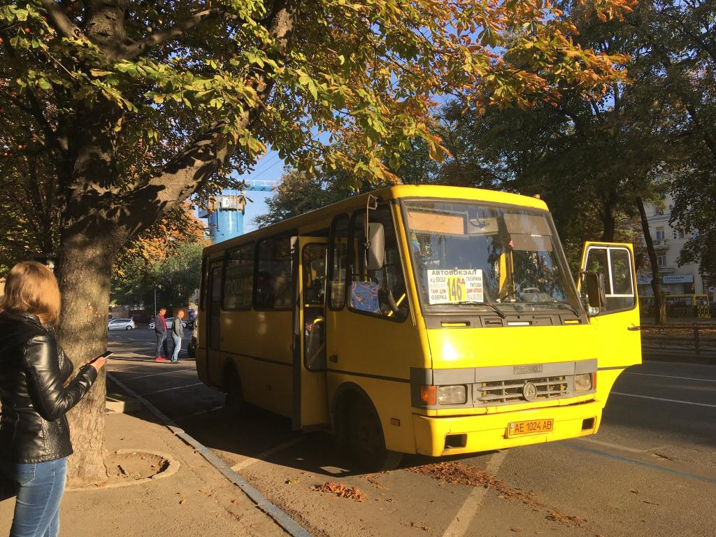 ДТП в Днепре: столкнулись легковушка и маршрутное такси. Новости Днепра