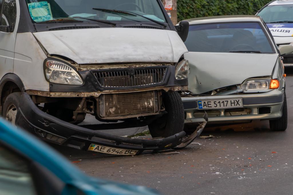 «Не уступил дорогу»: в Днепре автомобили столкнулись на перекрестке. Новости Днепра