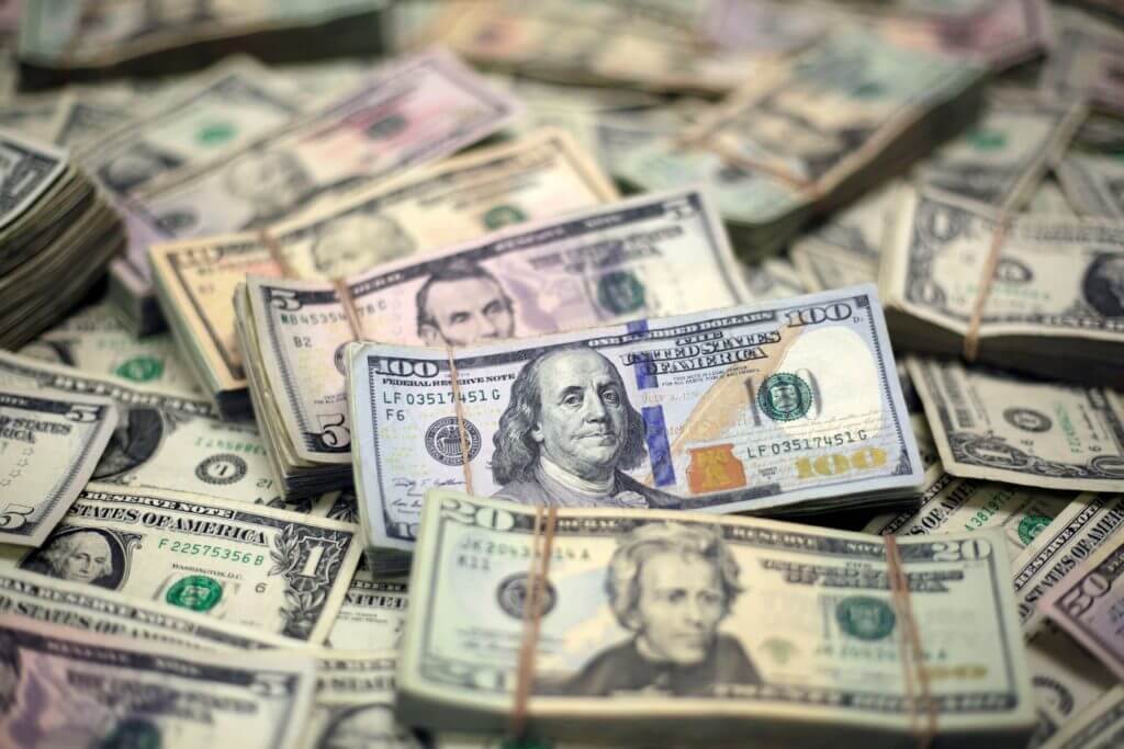 Курс валют продолжает шокировать украинцев: доллар рухнул еще ниже. Новости Украины