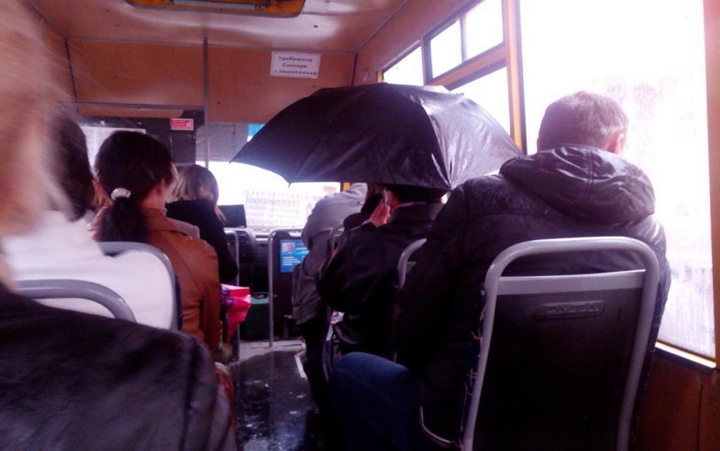 «Транспорт против стихии»: в Днепре в салоне маршрутки пошел «дождь». Новости Днепра