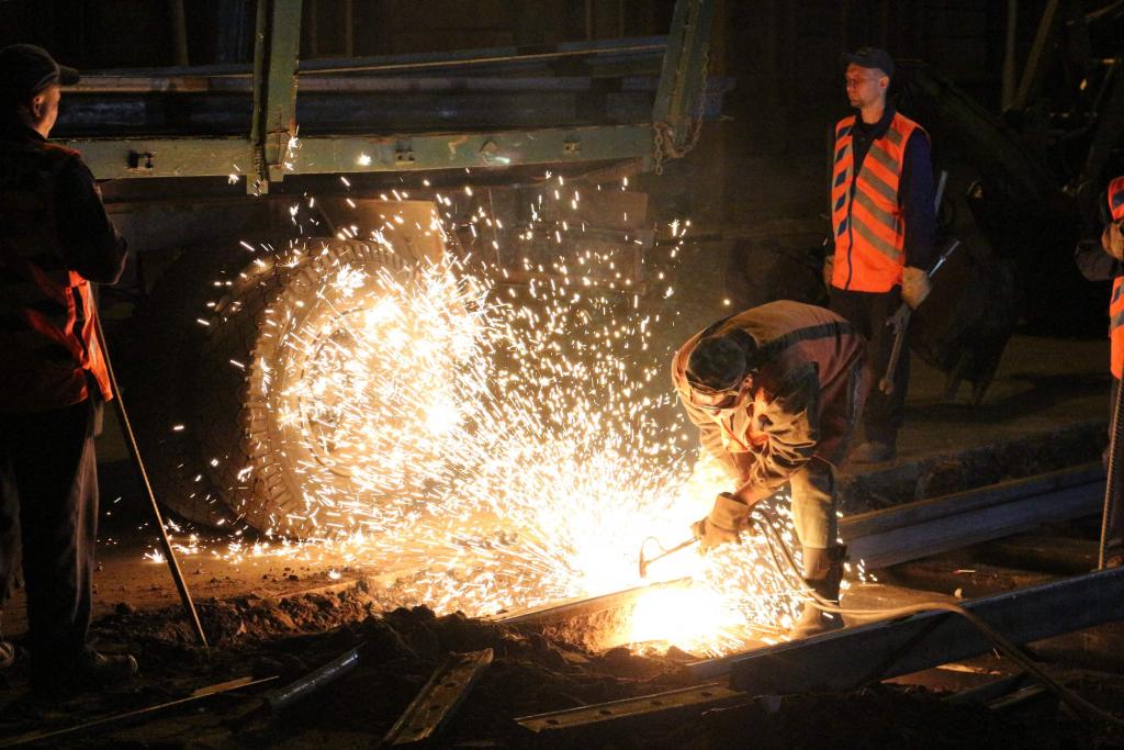«Рельсы уже отслужили срок»: в Днепре капитально ремонтируют трамвайные пути. Новости Днепра