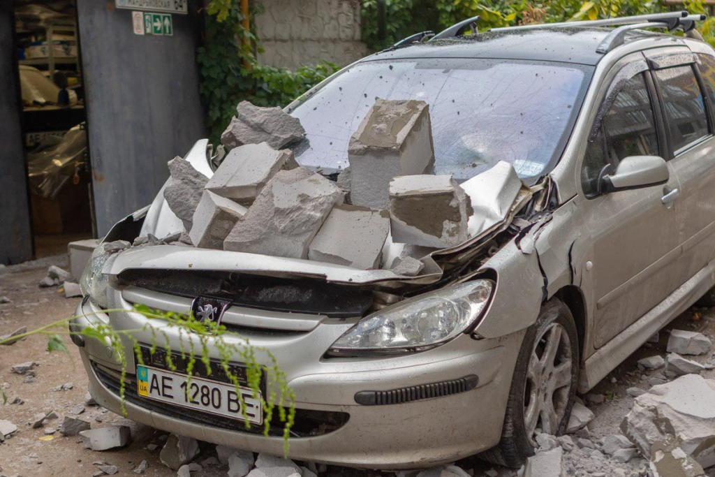 «Камнепад» в Днепре: возле стройки буквально раздавило автомобиль. Новости Днепра