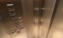 Оказался в ловушке: в доме упал лифт с мужчиной