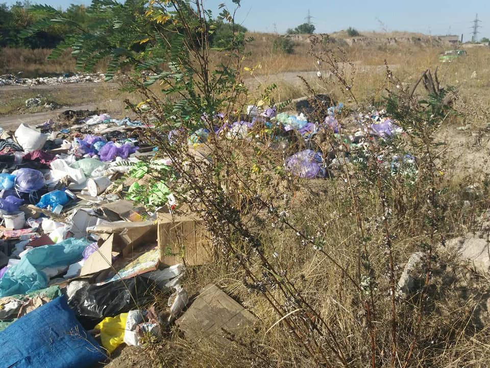 «Нам сказали вывозить сюда»: в Днепре частная фирма «завалила» жителей жилмассива мусором. Новости Днепра