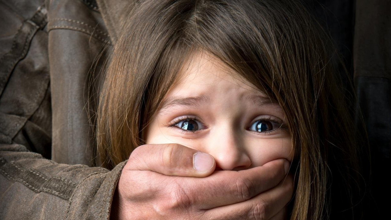Педофил на свободе: полиция Днепра просит помощи в поисках напавшего на несовершеннолетнюю девочку. Новости Днепра