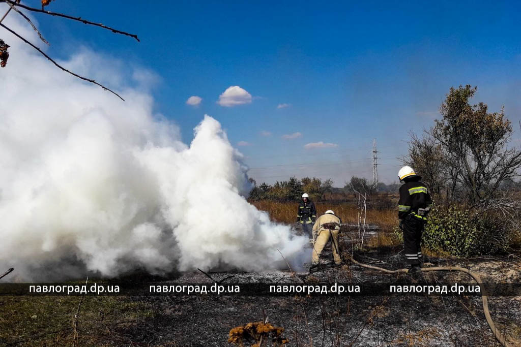 Поджигают сразу в нескольких местах: спасатели более часа тушили пожар на площади в 1 гектар. Новости Днепра