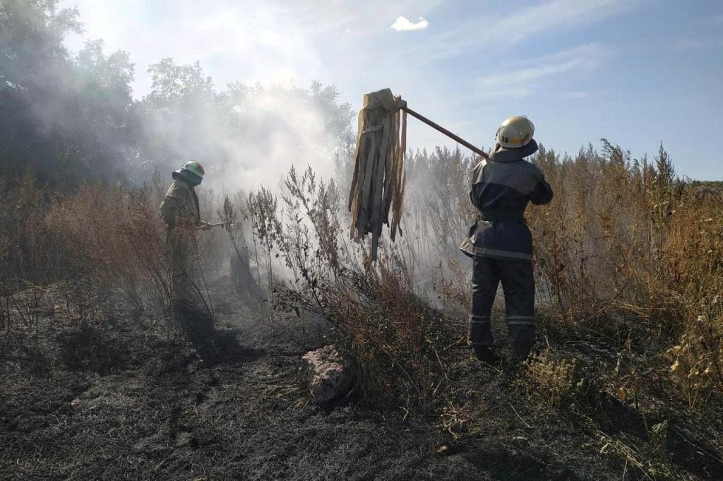 Спасатели тушат пожар. Новости Днепра