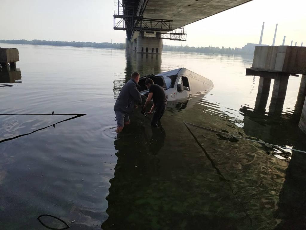 Автомобиль скатился в реку. Новости Днепра