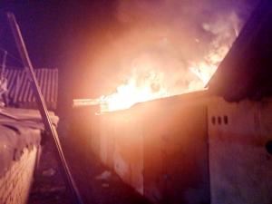 Новости Днепра про Масштабный пожар: огонь уничтожил гараж и повредил два соседних