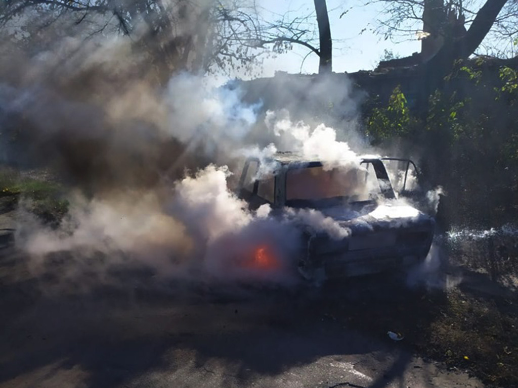 Авто загорелось на дороге: огонь «уничтожил» машину полностью. Новости Днепра
