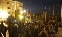 Фаеры, лозунги и крики: масштабный протест под Офисом президента — прямая трансляция