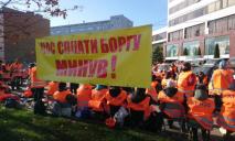 «До победного конца»: в Днепре продолжается митинг под «ПриватБанком»
