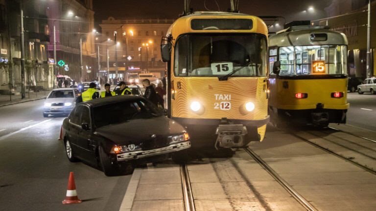 ДТП в Днепре: авто «отлетело» под трамвай, виновник сбежал. Новости Днепра