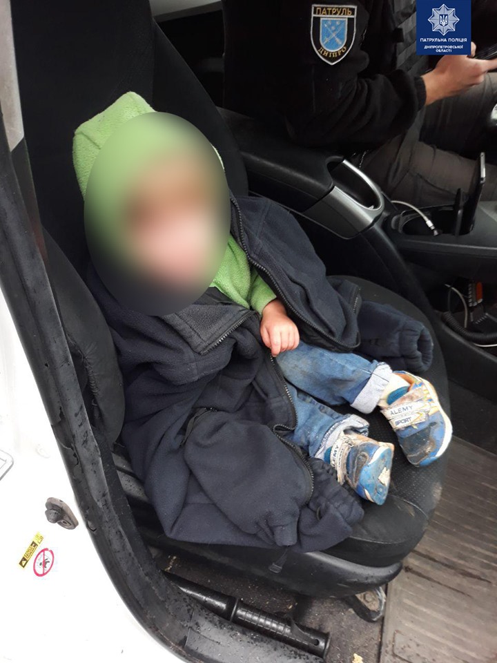 Сидел за ограждением и плакал: в Днепре потерялся 2-летний ребенок. Новости Днепра