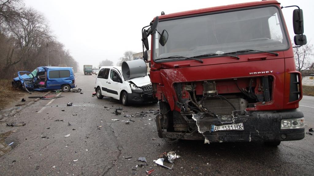 Тройное ДТП с грузовиком в Днепре: водителя вырезали спасатели. Новости Днепра