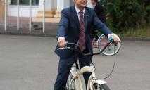 «Кортеж больше не нужен»: президент Эстонии подарила Зеленскому велосипед