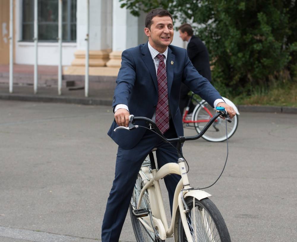 «Кортеж больше не нужен»: президент Эстонии подарила Зеленскому велосипед. Новости Украины