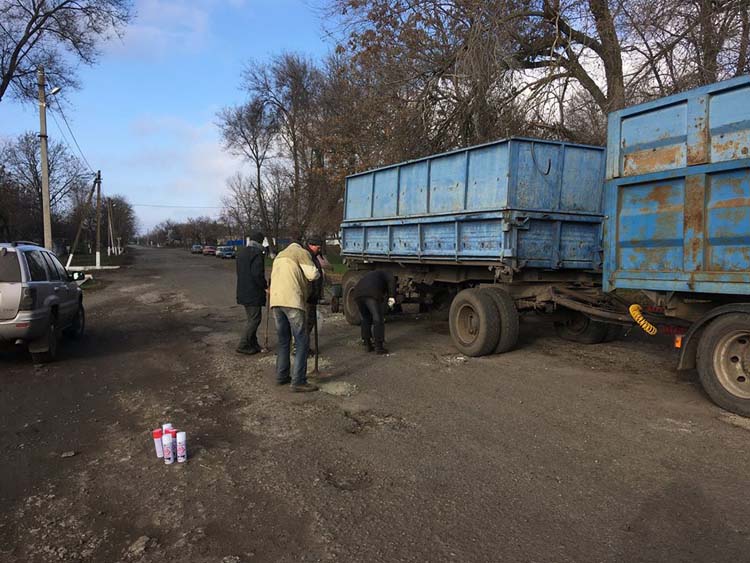 Устали ждать: жители области решили своими силами ремонтировать дороги. Новости Днепра