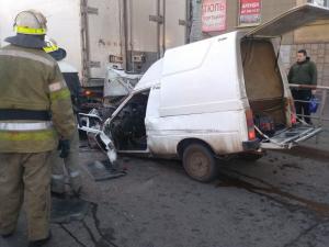 Спасатели вырезали из машины пострадавшего в ДТП. Новости Днепра