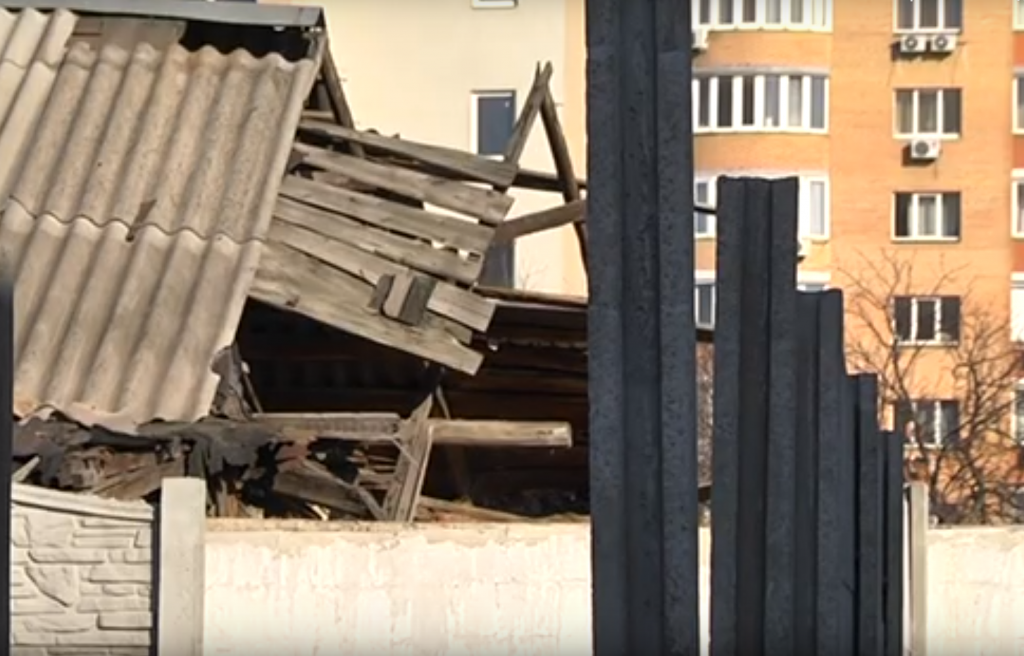 «Соседские войны» в Днепре: снос стены и разрушение дома. Новости Днепра