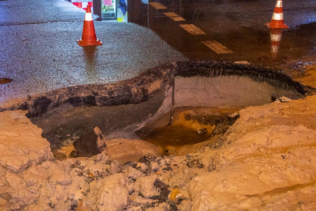В Днепре из-за дождя обвалился асфальт: улица перекрыта. Новости Днепра
