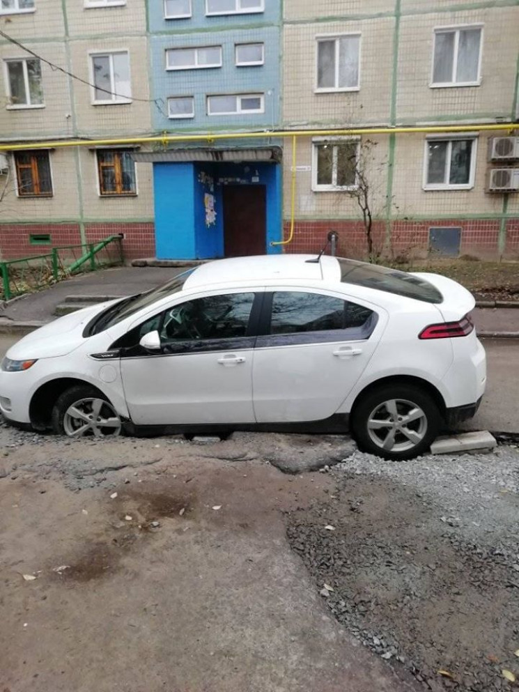 В Днепре авто провалилось под землю из-за коммунальщиков. Новости Днепра