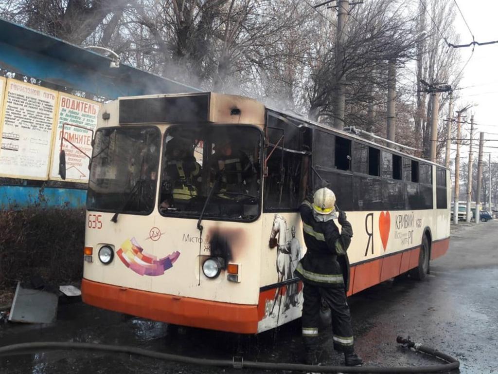 Пожар в пассажирском троллейбусе: выгорели кабина и салон. Новости Днепра