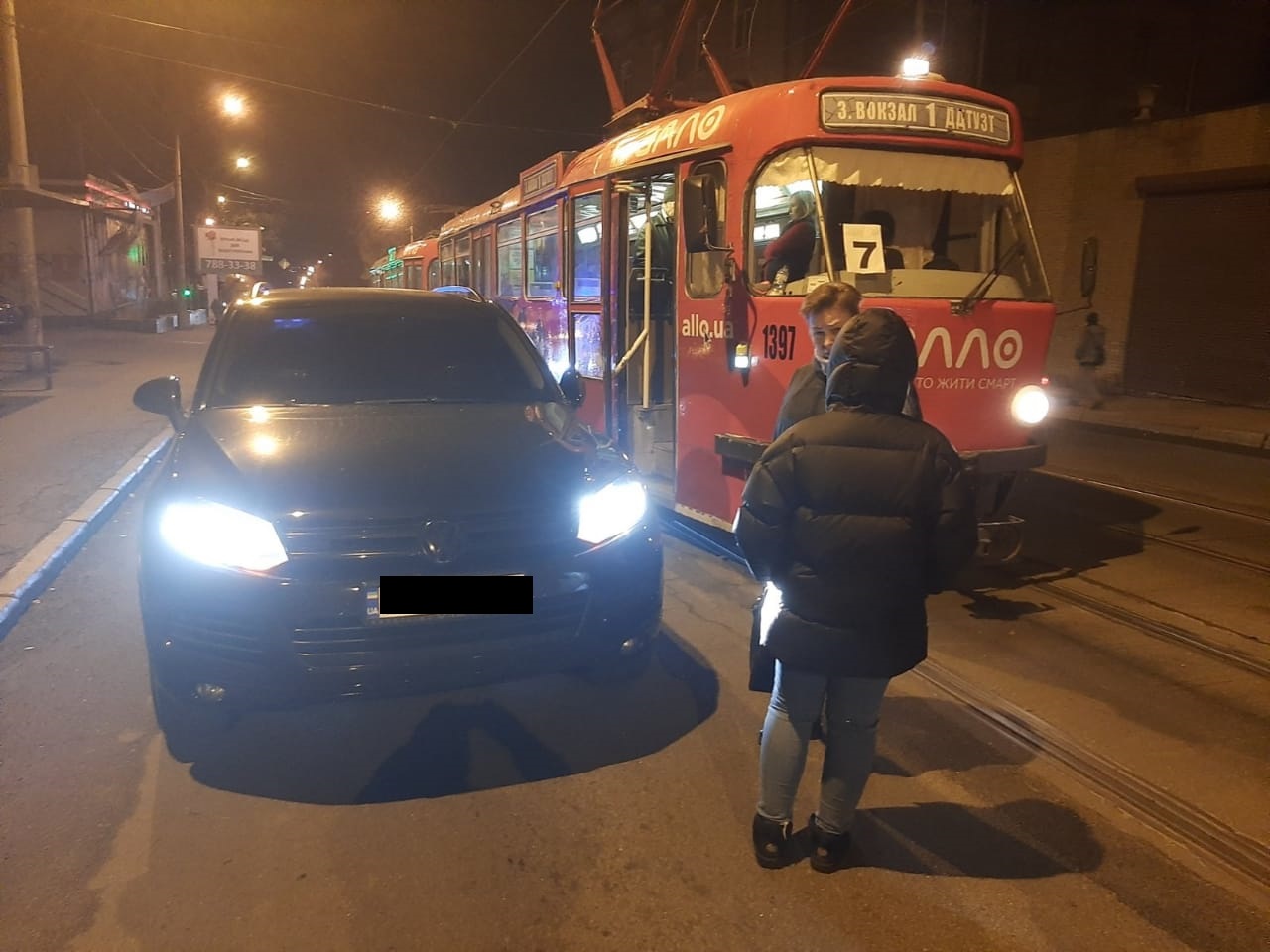 В Днепре автомобиль сбил женщину при выходе из трамвая. Новости Днепра