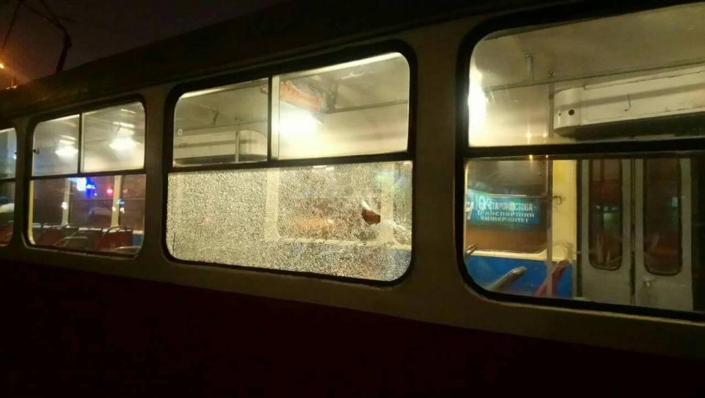 «Вандалы в действии»: в Днепре неизвестные разбили окно трамвая. Новости Днепра