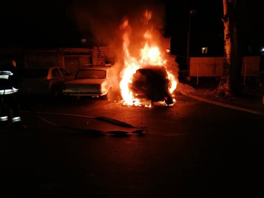 Пожар на Набережной в Днепре: огонь уничтожил автомобиль. Новости Днепра