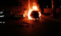 Пожар на Набережной в Днепре: огонь уничтожил автомобиль