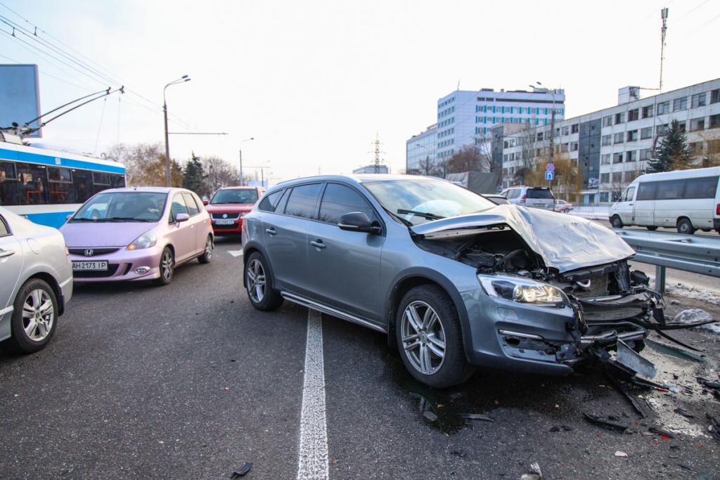 Серьезное ДТП на Набережной в Днепре: столкнулись 4 авто. Новости Днепра