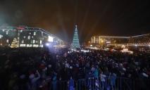 На открытии новогоднего городка и елки в центре Днепра собралось более 6,5 тысяч горожан