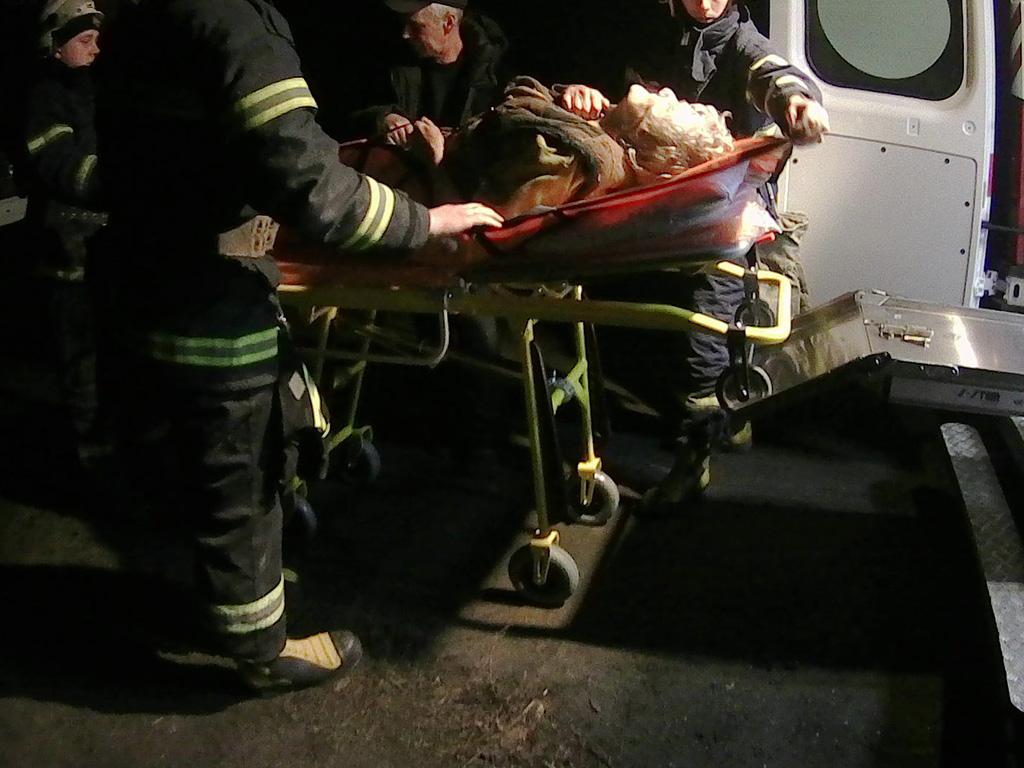 Упала в погреб и получила травмы: женщину вызволяли спасатели. Новости Днепра