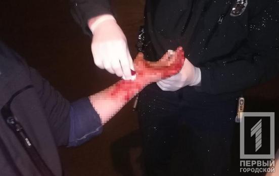 «Руки в крови»: парень порезал себе вены посреди улицы. Новости Днепра