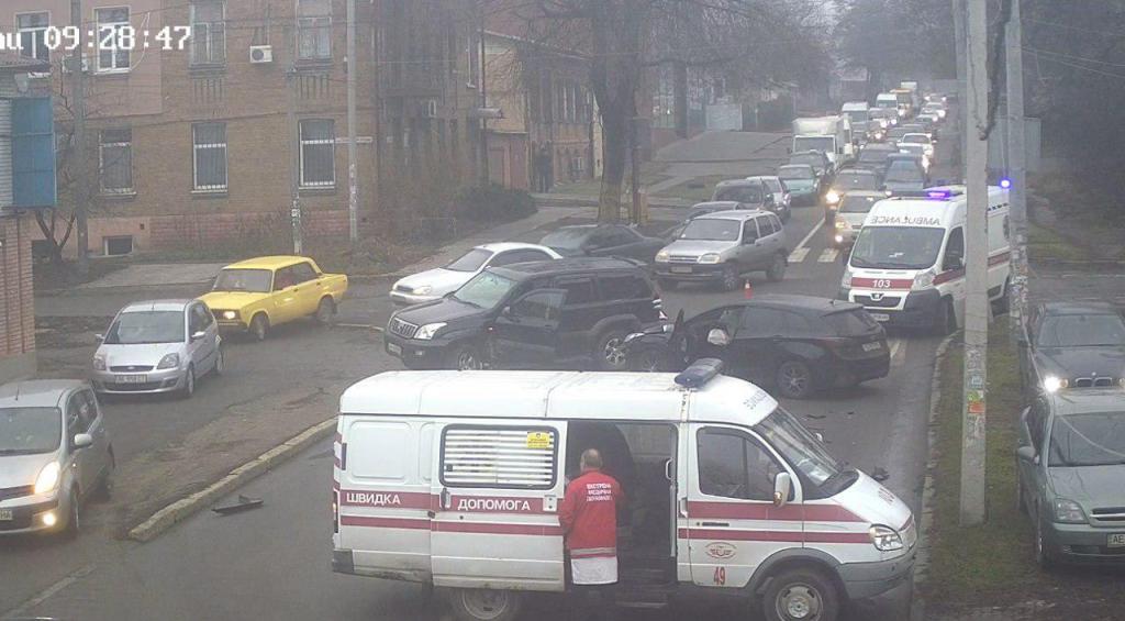 В Днепре столкнулись два авто: улица перекрыта, на дорогах пробки. Новости Днепра