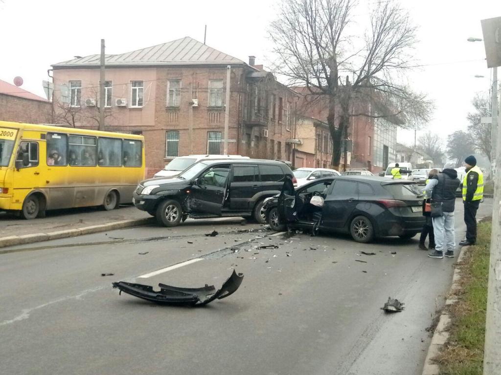 В Днепре столкнулись два авто: улица перекрыта, на дорогах пробки. Новости Днепра