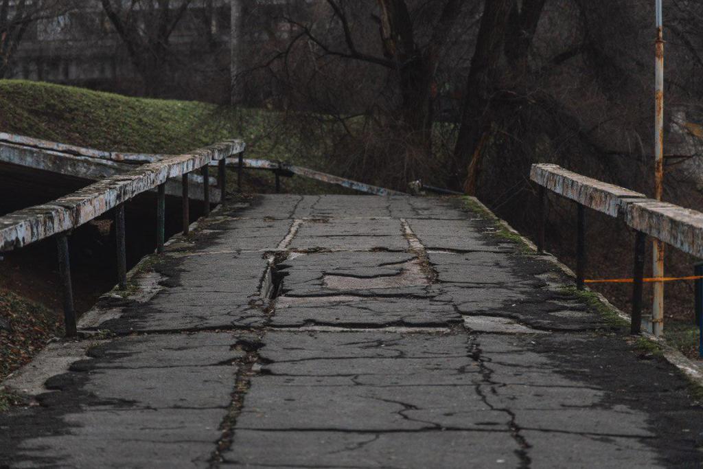 В Днепре частично обвалился мост: проход перекрыт. Новости Днепра