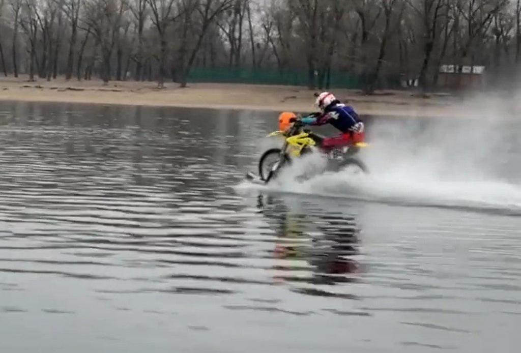 На мотоцикле по реке: украинец установил новый рекорд. Новости Украины