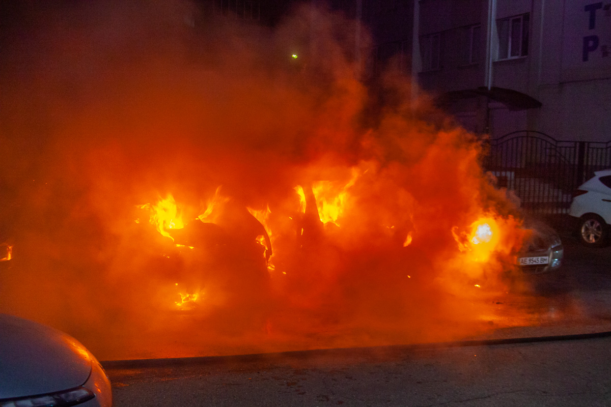 Пожар в центральной части Днепра: загорелось сразу несколько авто. Новости Днепра