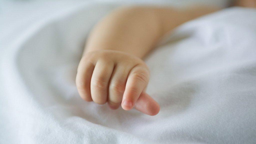 «Укутала в старые, грязные вещи»: мать бросила новорожденного в подъезде. Новости Днепра