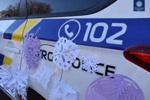 Дети украсили машины полицейских снежинками. Новости Днепра