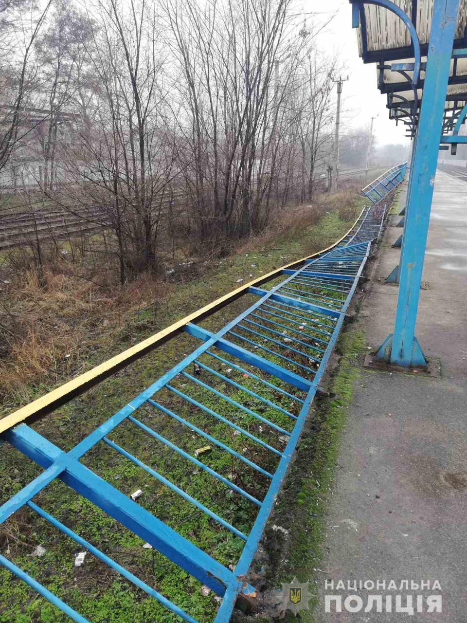 Двое несовершеннолетних сломали забор на железнодорожной платформе. Новости Днепра
