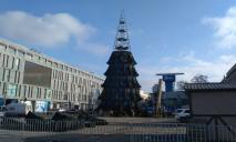 В центре Днепра демонтируют главную елку города