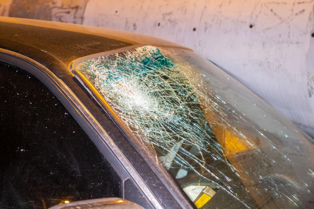 Авария на съезде с моста в Днепре: авто влетело в опору. Новости Днепра