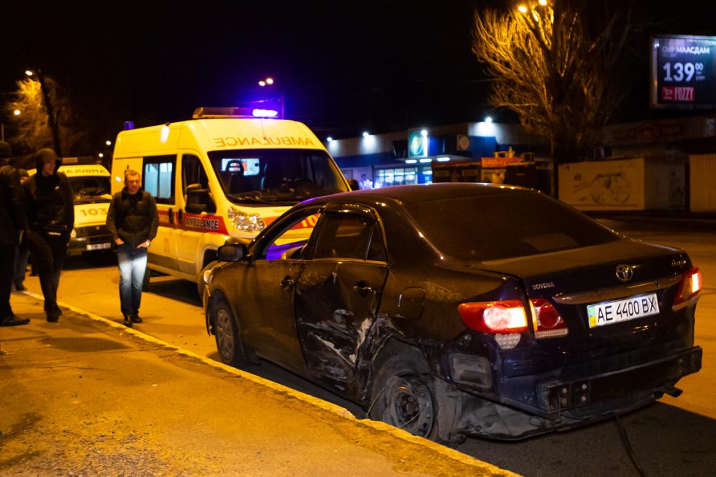 Авария на съезде с моста в Днепре: авто влетело в опору. Новости Днепра