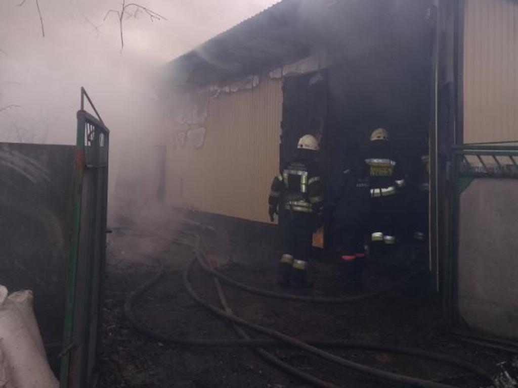 Пожар в частном секторе Днепра: загорелся гараж. Новости Днепра