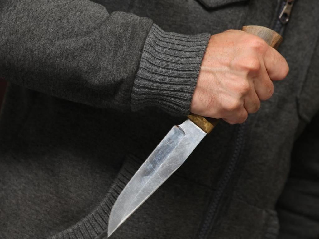 Нанес 5 ударов ножом: мужчина чуть не убил собственную мать. Новости Днепра