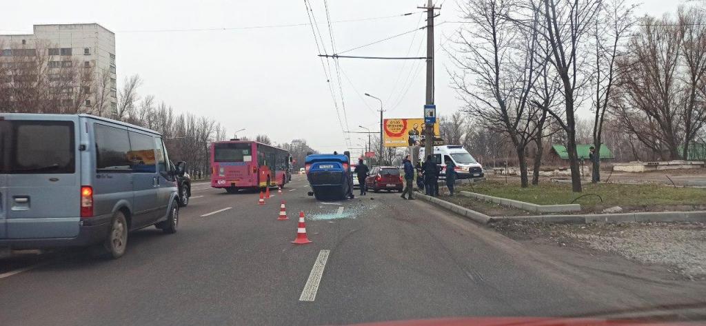 Серьезное ДТП в Днепре: на Набережной перевернулось авто. Новости Днепра